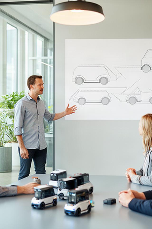 Consultant presenting an autonomous vehicle fleet blueprint to a client team in Surrey